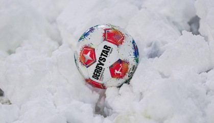 官方：因球场积雪结冰严重，圣保利vs莱比锡的比赛延期