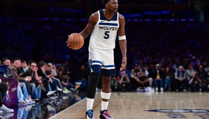 体育资讯-开始发力！爱德华兹上半场10中5&amp;罚球8中8 砍下20分6板3助