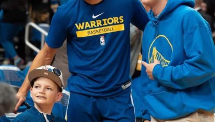 开云体育官网-【现场】特殊来宾造访勇士主场 一哥复出难阻失利